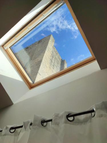 - une lucarne dans la salle de bains pourvue d'une fenêtre dans l'établissement Uzès, au cœur du centre médiéval La Boussole d'Uzès, appartement de caractère du XVII -ème siècle, à Uzès