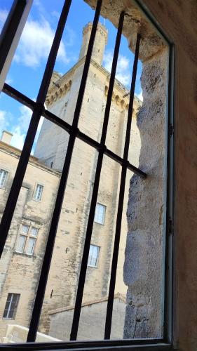 - une vue sur un bâtiment depuis une fenêtre dans l'établissement Uzès, au cœur du centre médiéval La Boussole d'Uzès, appartement de caractère du XVII -ème siècle, à Uzès