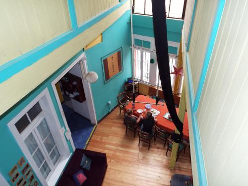an overhead view of a house with a table and chairs at Hostal Casa Verde Limón in Valparaíso