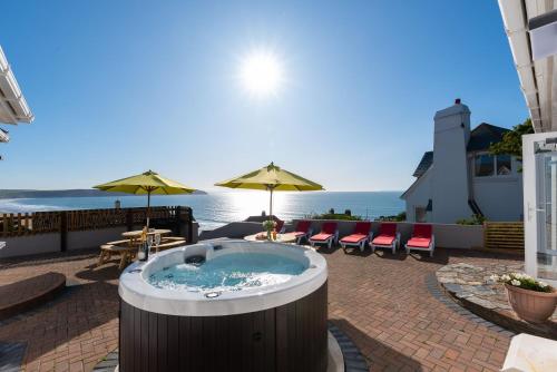 Coast View - 5 bedrooms with hot tub & sea views