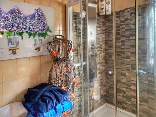 une douche avec une porte en verre à côté d'une douche. dans l'établissement Moringa Garden Spa, à Chayofa