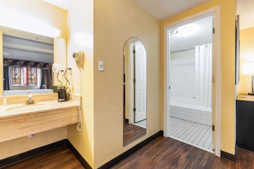 Koupelna v ubytování Days Inn by Wyndham Federal Way