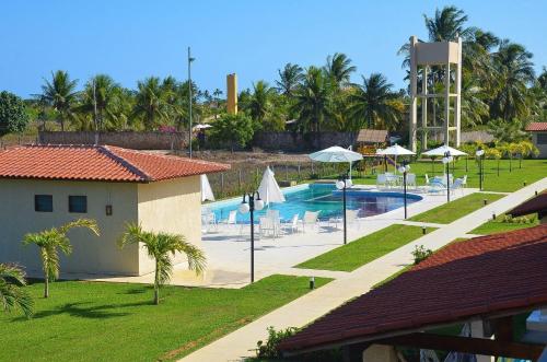Výhľad na bazén v ubytovaní Casa de Praia alebo v jeho blízkosti