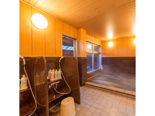 ein Bad mit einem Waschbecken und einer Dusche in der Unterkunft Business Hotel Goi Onsen - Vacation STAY 78233v in Ichihara