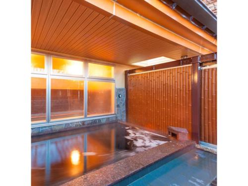 uma casa com piscina num quarto em Business Hotel Goi Onsen - Vacation STAY 78233v em Ichihara