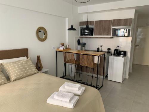 1 dormitorio con 1 cama con toallas en Moderno estudio en el histórico barrio de San Telmo en Buenos Aires