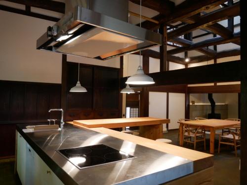 cocina con fregadero y encimera en Satoyama villa DEN - Vacation STAY 14150 en Matsumoto