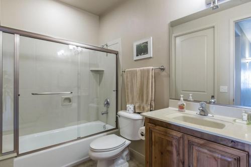 a bathroom with a toilet and a shower and a sink at 2012 LP PS4, Private Balcony with Beautiful Mountain Views, and Great Clubhouse Amenities in St. George
