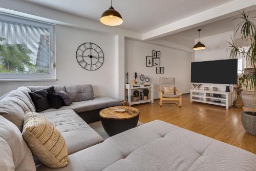 ein Wohnzimmer mit einem Sofa und einem Flachbild-TV in der Unterkunft Apartments Juraj in Petrcane