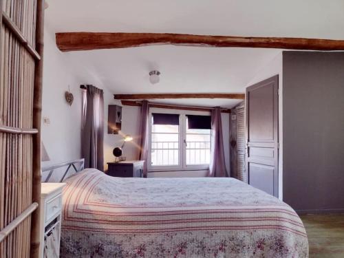 une chambre avec un grand lit et une fenêtre dans l'établissement Appartement confortable Verdon Provence, à Riez