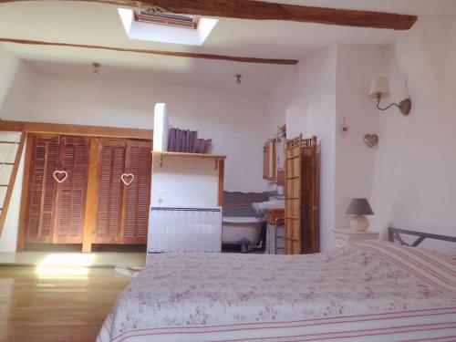une chambre avec un grand lit et une salle de bain dans l'établissement Appartement confortable Verdon Provence, à Riez
