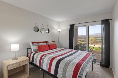ワシントンにある304 Main Level Condo, New Flooring, Mountain Views, Close to Pools, and Moreのベッドと景色の見える窓のある寝室