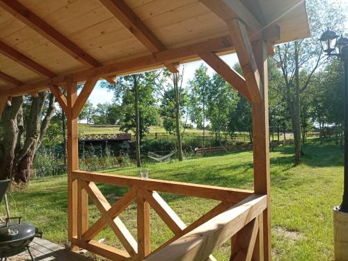 Κήπος έξω από το Apartamenty Mazury