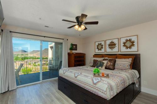 セントジョージにある605 Elevator Access, private balcony with beautiful mountain views, and more!のベッドと天井扇風機のある寝室