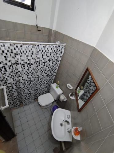 y baño con lavabo, aseo y espejo. en Apart La Mochita III en San Fernando del Valle de Catamarca
