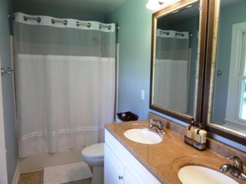 A bathroom at Light Of The Valley River House