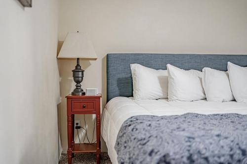 ein Schlafzimmer mit einem Bett und einer Lampe auf einem Nachttisch in der Unterkunft Suites of Lava Hot Springs in Lava Hot Springs