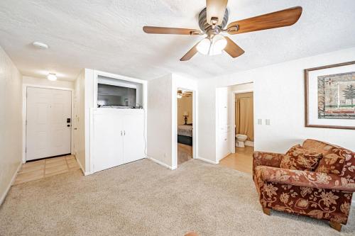 ein Wohnzimmer mit einem Deckenventilator und einem Sofa in der Unterkunft Suites of Lava Hot Springs in Lava Hot Springs