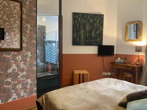 a bedroom with a bed and a window and a mirror at B&B Vassy Etaule in Avallon