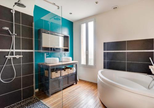 Koupelna v ubytování DUPLEX et TERRASSE, proche PARIS-VINCENNES