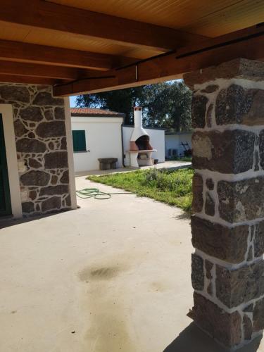 vista su un patio con parete in pietra di Casa Matilda - Abbasanta - Sardegna - IUN R4877 ad Abbasanta