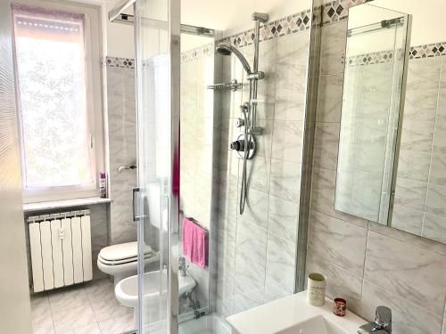 bagno con doccia, lavandino e servizi igienici di Appartamento Le Risaie a Vercelli
