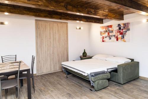 ナポリにあるArtisti Home Naplesのベッドルーム1室(ベッド1台、テーブル、椅子付)