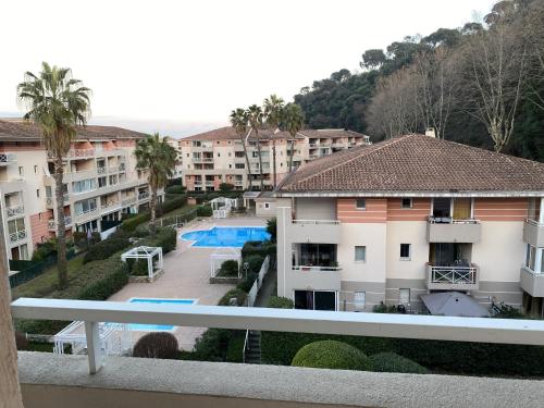 Vista arial de um complexo de apartamentos com piscina em Appartement moderne 2 pièces em Cagnes-sur-Mer