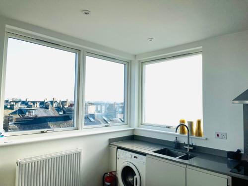 A kitchen or kitchenette at City Centre, Sleeps 7, Stunning Views & Parking, Interconnected Rooms LONG STAY WORK CONTRACTOR LEISURE, DIAMOND PENTHOUSE