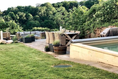 um jardim com piscina e algumas plantas em Wohlfühl-Apartment am Paradiesberg em Radebeul