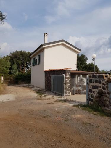 un edificio bianco con cancello e garage di Casa Matilda - Abbasanta - Sardegna - IUN R4877 ad Abbasanta