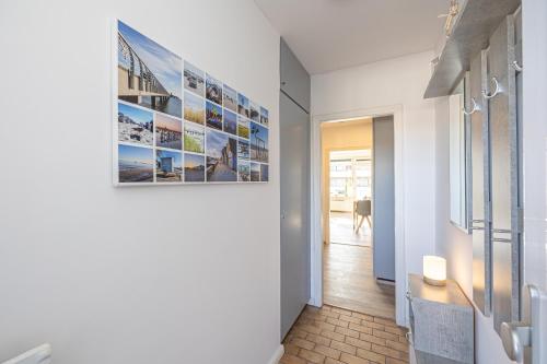 einen Flur mit einem Gemälde an der Wand in der Unterkunft Ferienwohnungen im Haus Strandburg Grömitz in Grömitz