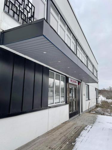 un bâtiment avec une façade noire et blanche et des fenêtres dans l'établissement Hotell Eskilstuna, à Eskilstuna