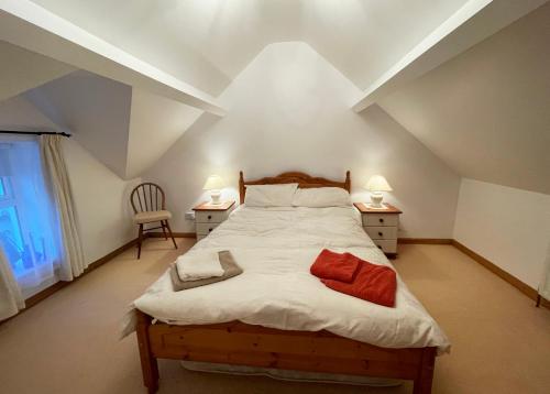 ein Schlafzimmer mit einem großen Bett mit zwei Nachttischen in der Unterkunft Main Street Cottage, Ballintoy in Ballintoy