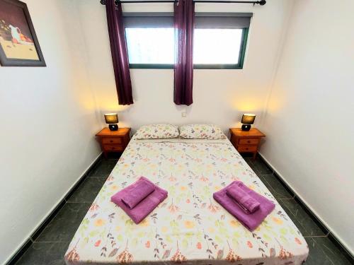 Un dormitorio con una cama con almohadas moradas. en Casa Azul, en Costa de Antigua