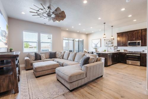 a living room with a couch and a kitchen at Ocotillo 70 Red Mountain View Resort, Private Pool & Hot Tub in Santa Clara