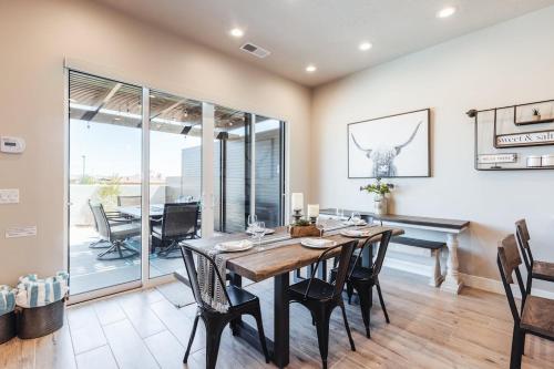 a dining room with a wooden table and chairs at Ocotillo 70 Red Mountain View Resort, Private Pool & Hot Tub in Santa Clara