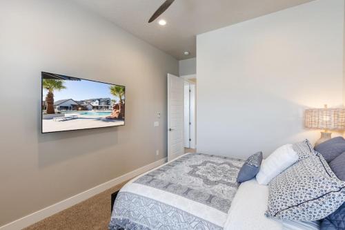 a bedroom with a bed and a tv on the wall at Ocotillo 70 Red Mountain View Resort, Private Pool & Hot Tub in Santa Clara