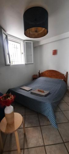 um quarto com uma cama com um edredão azul em Appartement indépendant, Hyper-centre pittoresque em Salon-de-Provence