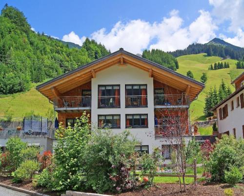 Großzügige Ferienwohnung mit großer Küche, drei Schlafzimmer, zwei Badezimmern, 2 x Südbalkon