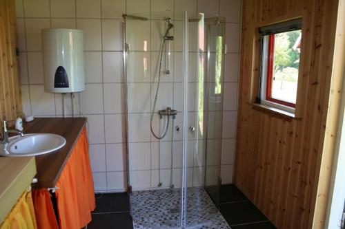 bagno con doccia e lavandino di Ferienhaus am See Skagern a Kristinehamn