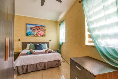 Habitación pequeña con cama y ventana en Narcisa - Luxury 3BR Traditional House with Pool, Cinema & Hot Tub, en Tal-Barmil
