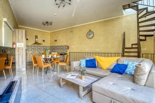 Posezení v ubytování Narcisa - Luxury 3BR Traditional House with Pool, Cinema & Hot Tub