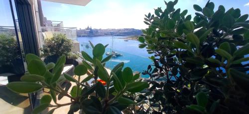 - une fenêtre avec vue sur une étendue d'eau dans l'établissement Seafront Duplex Penthouse, à Sliema