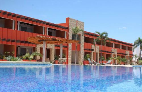une grande piscine en face d'un hôtel dans l'établissement Hotel Mumai, à Ciudad Constitución
