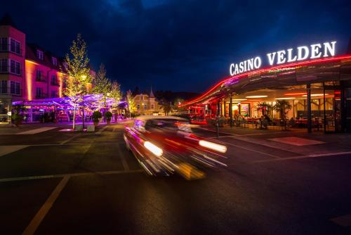 a city street at night with cars driving down the street at Haus der Geschenke - Carinthia in Velden am Wörthersee