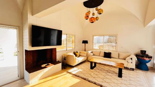 a living room with a couch and a fireplace at Villa a la montagne Hammamet in Hammamet