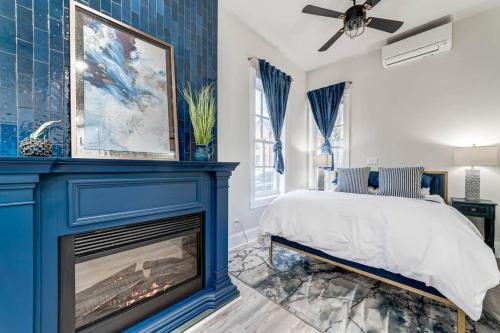 - une chambre avec une cheminée bleue et un lit dans l'établissement Elegant Studio Retreat with Amenities, King St 1 mi, à Alexandria