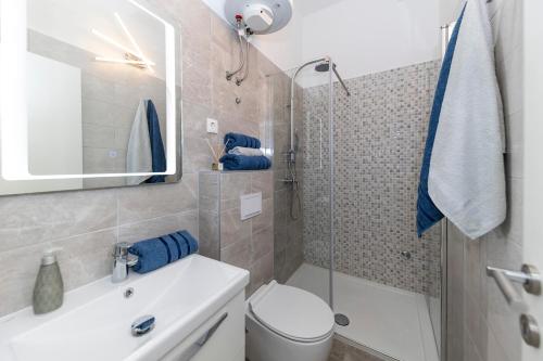 łazienka z toaletą, umywalką i prysznicem w obiekcie Apartments & Rooms Kolovare Beach 3, Zadar w mieście Zadar