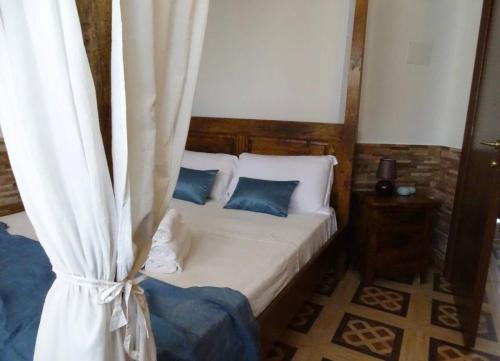 a bedroom with a bed with blue and white pillows at Apartment Domu Franziska - Beach & City Holiday in Cagliari